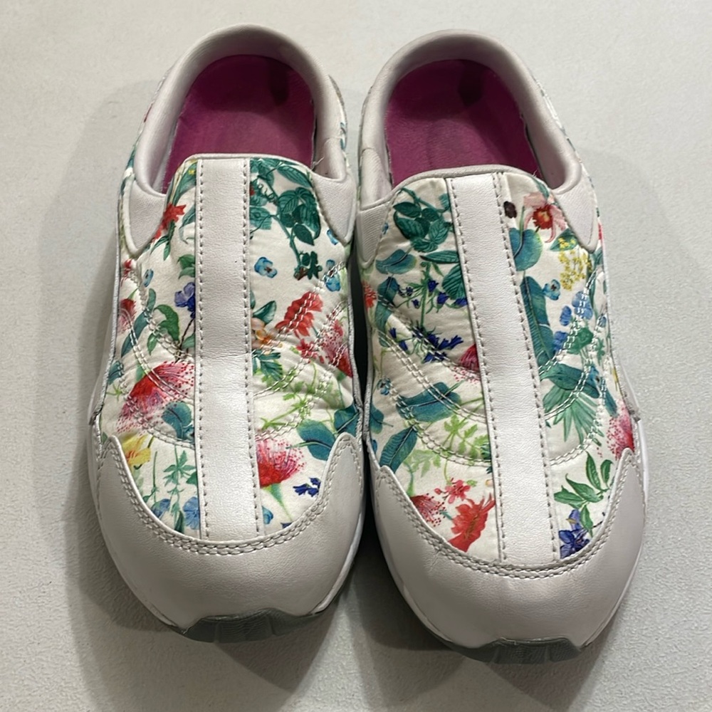 Easy Spirit Traveltime Floral Clogs